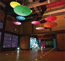 ライトアップし、和傘を飾った笹川邸の写真