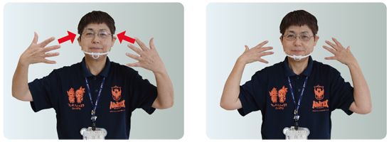 手話通訳者・鈴木さんが両手を顔の前から後ろに向けて動かしている写真
