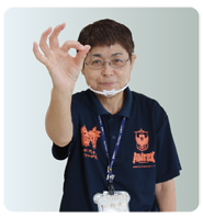 手話通訳者・鈴木さんが指で作った輪を覗きながら前に出している写真