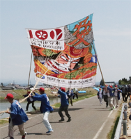 「大河津通水１００年記念大凧」を白根凧合戦協会の皆さんが揚げている写真