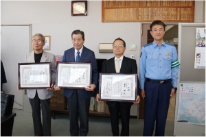 「交通栄誉章緑十字銅賞」を表彰された金子勝さん、田邉修さん、長﨑光男さん