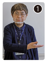 手話通訳・鈴木さんが手の平を上にしてお腹の左側に置いている写真