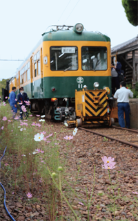 かぼちゃ電車保存会の人が線路に降りて車両確認をしている写真