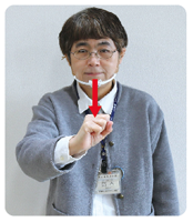 手話通訳者・鈴木さんがその握った手を前に出している写真