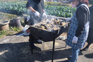 新潟ダルクと地域の人たちが焼き芋を焼いている写真