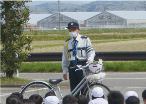 交通安全指導員が自転車教室で指導をしている様子の写真