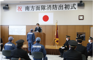 南方面隊消防出初式で五十嵐区長が表彰状を渡している様子の写真