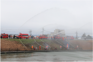 消防ポンプ車による一斉放水の様子写真