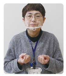 手話通訳者・鈴木さんが両手の人差し指を上に向けて軽く曲げている写真