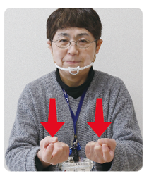 手話通訳者・鈴木さんが両手をそのまま前に出している写真