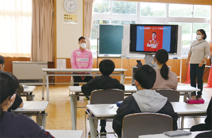アルビレック新潟・田上大地選手の講話を聴いている根岸小学校6年生たちの写真