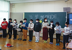 茨曽根小学校4年生が教室で発表している写真