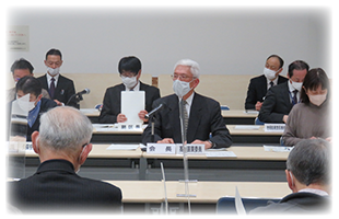 全体会で会議を進行する「高橋直廣」会長の写真