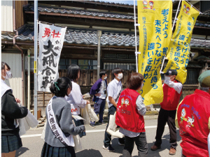 生徒たちが白根の街中で一日人権擁護委員活動をしている写真