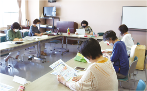 ひばり会の人たちが研修会をしている写真