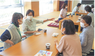 認知症カフェに参加した人が楽しそうに会話をしている写真