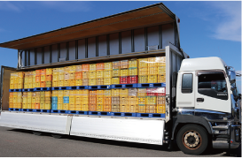 ル レクチエのコンテナをぎっしり積み込んだ大型トラックの荷台の写真