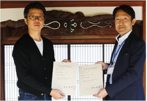 歴史文化課・拝野課長補佐と齋藤彰男さんが両人で登録証を持っている写真
