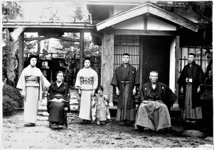 大正元年撮影、離れ前での齋藤家当主と家族の集合写真
