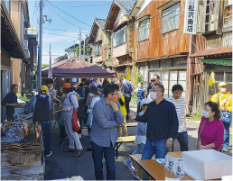 「第2回味わい市場」の賑わっている様子の写真