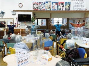 福祉施設でレクリエーションをしている写真