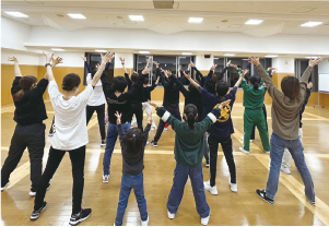 ダンス教室の生徒がダンスをしている写真