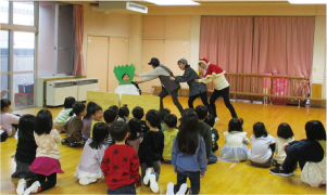 大きな大根の劇をしている写真