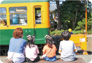 かぼちゃ電車を見ている親子の写真