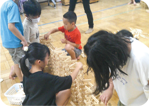 移動児童館で遊んでいる子どもの写真