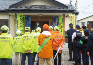 にいがた防犯ボランティアネットワークの参加者と警察官が集まっている写真