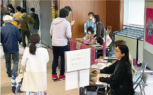 白根高校の生徒が「新潟アニメーション映画祭」の受付をしている写真