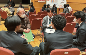 地域の人と白根高校の生徒が話す写真