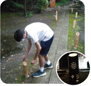 笹川邸脇の外通路に竹灯篭を並べる男子生徒の写真と灯りを入れた竹灯篭の写真