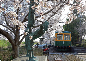 桜が咲く旧月潟駅で撮影した角兵衛獅子の像とかぼちゃ電車の写真