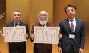 賞状を持った受賞者と南区長の写真