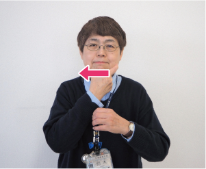 人差し指を口の端にあてる写真