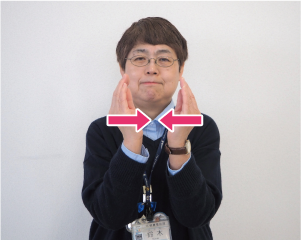 両手を軽く握り、向かい合わせにしている写真