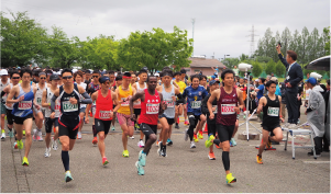第３８回白根ハーフマラソンがスタートした直後、多くのランナーが走り出す写真
