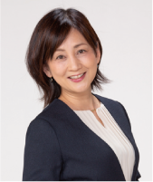 司会の増子ゆかりさんの写真