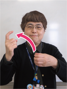 右手を上に動かした写真