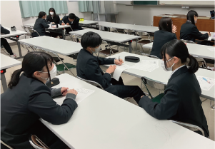 ３人インタビューをしている写真