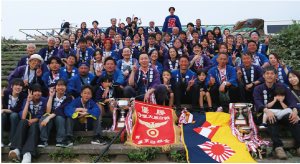 優勝の部で優勝した法被姿の役者組の皆さんが、優勝旗を真ん中に集まった集合写真