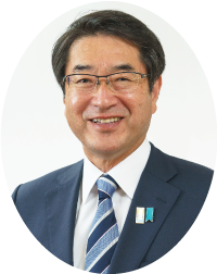 スーツにネクタイ姿で笑顔の中原八一新潟市長の胸から上の写真