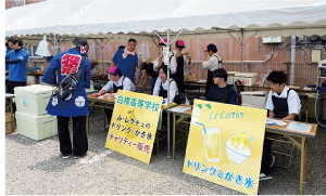 白根高校の生徒が商品を販売する写真
