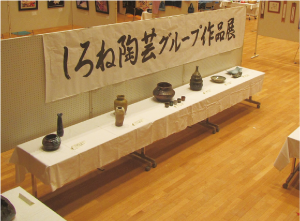陶芸作品を展示している写真