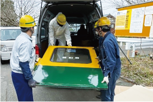 取り外したドアの運搬の写真