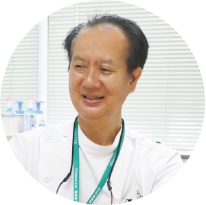 白衣を着て笑顔の佐野院長の胸から上の写真