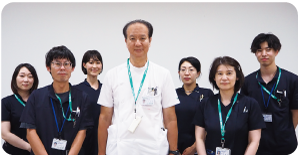 医療法人社団 敬成会 白根緑ヶ丘病院の佐野院長とスタッフの集合写真