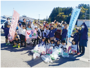 昨年度のクリーンアップ月間に参加した庄瀬っ子クラブの皆さんの清掃活動後の集合写真