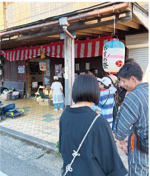 列になって並ぶこどもや大人たちの写真